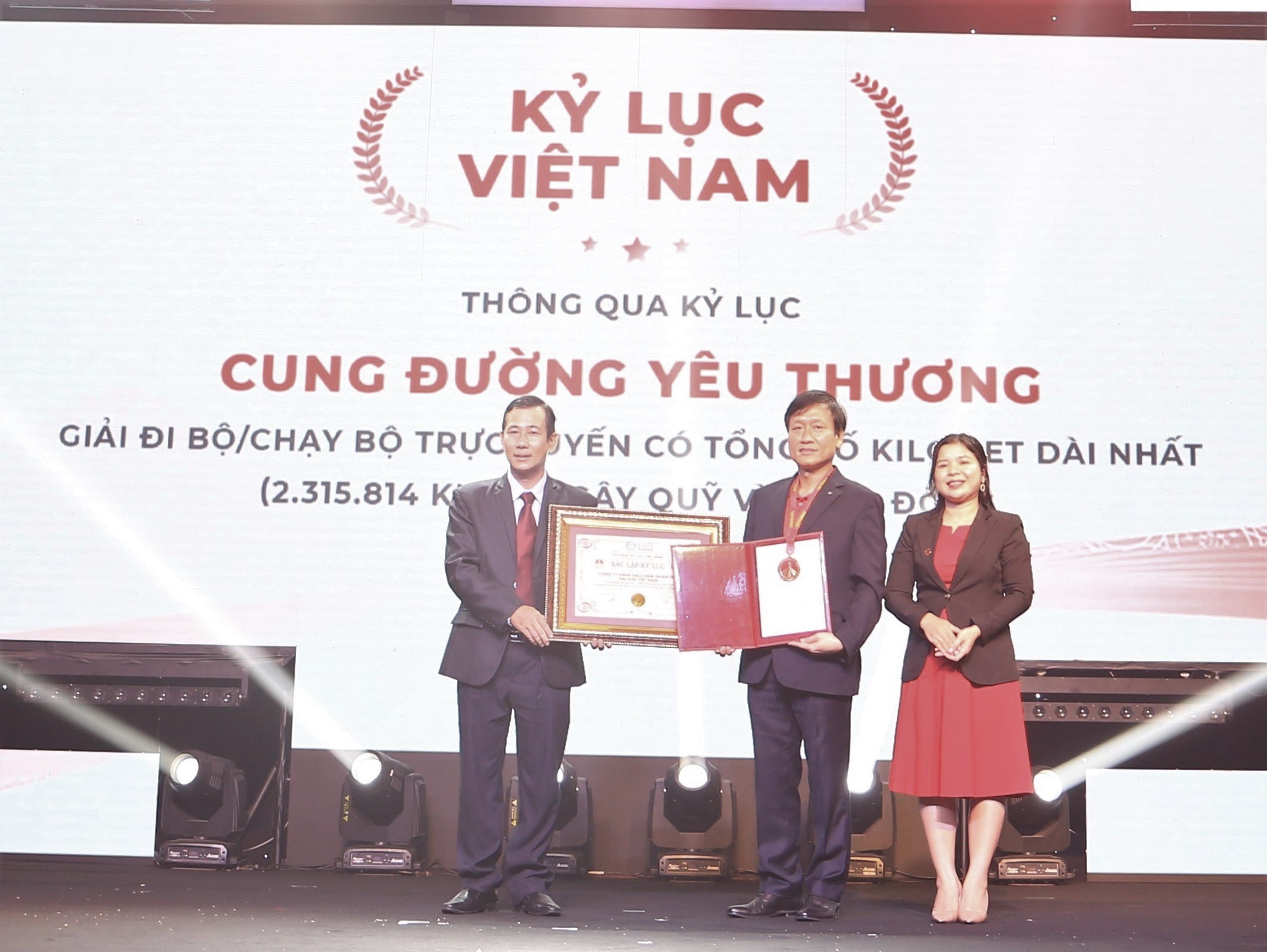 Ông Dương Duy Lâm Viên - Tổng thư ký Trung ương Hội Kỷ lục gia Việt Nam, Giám đốc Điều hành Tổ chức Kỷ lục Việt Nam VietKings, trao Chứng nhận xác lập Kỷ lục Việt Nam cho ông Trần Đình Quân, Chủ tịch kiêm Tổng Giám đốc Dai-ichi Life Việt Nam (giữa)